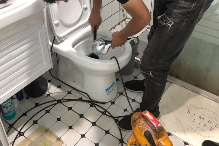洛江马桶堵塞自己疏通还是找师傅?专业上门服务让你省时更省心